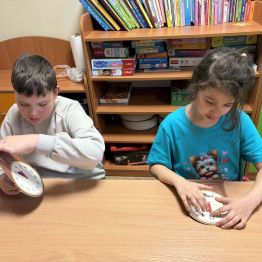 Uczniowie klasy 1b i 3a podczas konstruowania zegarów.