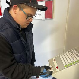 Dawid drukuje  numerek do okienka, w którym będzie obsługiwany.