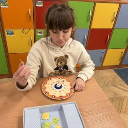 Odczytywanie godzin na zegarze - ćwiczenia stolikowe.