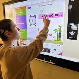 Odczytywanie godzin na zegarze - ćwiczenia online.