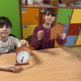 Uczniowie klasy 1b i 3a podczas konstruowania zegarów.