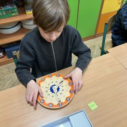 Odczytywanie godzin na zegarze - ćwiczenia stolikowe.