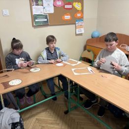 Uczniowie klasy 1b i 3a podczas konstruowania zegarów.