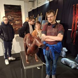 Wychowankowie podziwiają wystawę.