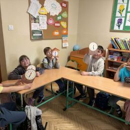 Uczniowie klasy 1b i 3a podczas konstruowania zegarów.