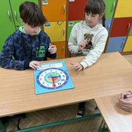 Uczeń klasy 1b zapisuje odczytaną godzinę.