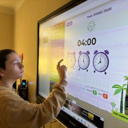 Odczytywanie godzin na zegarze - ćwiczenia online.