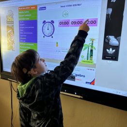 Odczytywanie godzin na zegarze - ćwiczenia online.