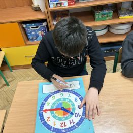 Uczeń klasy 1b zapisuje odczytaną godzinę.