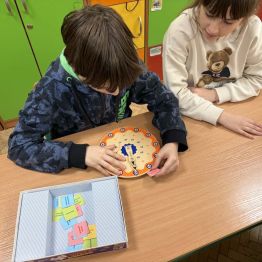 Odczytywanie godzin na zegarze - ćwiczenia stolikowe.