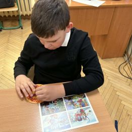 Uczniowie klasy 1b i 3a podczas konstruowania figur przestrzennych