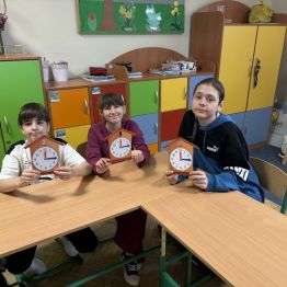 Uczniowie klasy 1b i 3a podczas konstruowania zegarów.