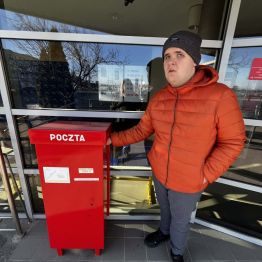 Kamil wrzuca list do skrzynki.