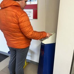 Kamil drukuje numerek do okienka, w którym będzie obsługiwany.