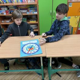 Uczeń klasy 1b zapisuje odczytaną godzinę.