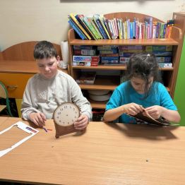 Uczniowie klasy 1b i 3a podczas konstruowania zegarów.