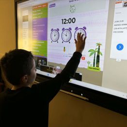 Odczytywanie godzin na zegarze - ćwiczenia online.