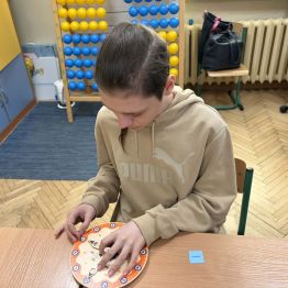 Uczniowie klasy 1b i 3a podczas konstruowania zegarów.