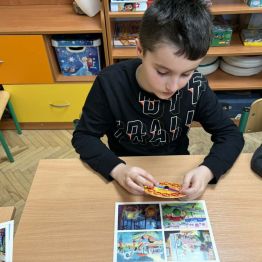 Odczytywanie godzin na zegarze - ćwiczenia stolikowe.