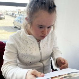 Kasia podaje włożoną do koperty widokówkę.