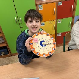 Odczytywanie godzin na zegarze - ćwiczenia stolikowe.