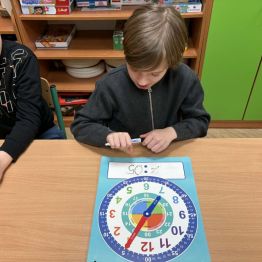 Uczeń klasy 1b zapisuje odczytaną godzinę.