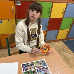 Odczytywanie godzin na zegarze - ćwiczenia stolikowe.