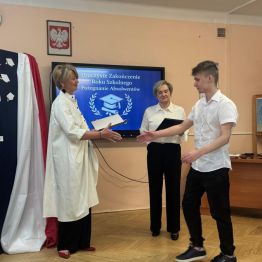 Uczeń odbiera świadectwo ukończenia Technikum.