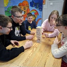 Wychowankowie starają się nie naruszyć konstrukcji piramidy. 