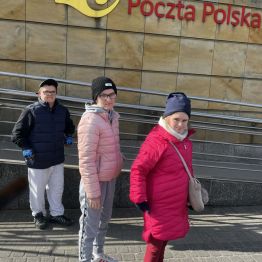 Kasia, Malwinka i Dawid stoją przed pocztą.