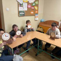 Uczniowie klasy 1b i 3a podczas konstruowania zegarów.