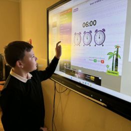 Odczytywanie godzin na zegarze - ćwiczenia online.