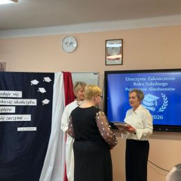 Pani Dyrektor wręcza świadectwo i nagrodę uczennicy klasy 5aT.