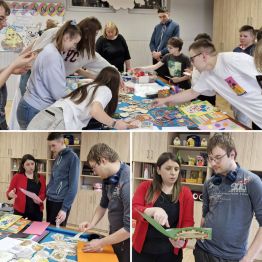 Wychowawca zapoznaje wychowanków z dostępnymi materiałami, które mogą posłużyć do dekoracji drewnianych ozdób wielkanocnych.