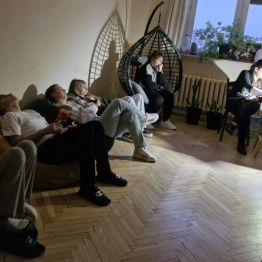 Wychowawca czyta bajkę, w tle słychać muzykę, wychowankowie leżą na pufach, wczuwają się w opowieść i relaksują się.