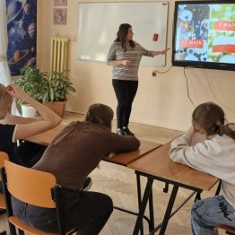 Wychowawca zapoznaje wychowanków z najważniejszymi majowymi świętami państwowymi, tj: Święto Pracy, Dzień Flagi Rzeczypospolitej Polskiej oraz Święto Konstytucji 3 Maja.