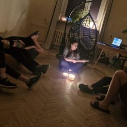 Wychowawca prowadzi relaksację, obejmującą ćwiczenie „uśmiech ciała”, polegające na świadomym rozluźnianiu poszczególnych partii mięśni, oraz wizualizację przyjemnego, bezpiecznego miejsca . Ćwiczenia oddechowe i wizualizacyjne sprzyjały wyciszeniu oraz redukcji napięcia emocjonalnego.