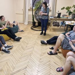 Rozmowa wychowawcy i podopiecznych, podczas której wychowankowie mieli możliwość określenia swojego samopoczucia oraz podzielenia się pozytywnymi doświadczeniami z dnia.