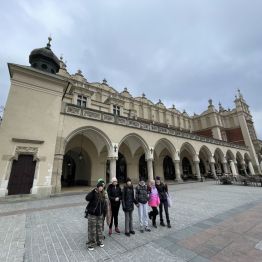 Uczennice i uczniowie przy Sukiennicach.