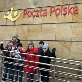 Przed budynkiem Poczty Polskiej