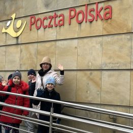 Przed budynkiem Poczty Polskiej