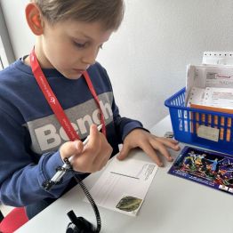 Pisanie pozdrowień na pocztówce