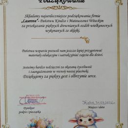 Na zdjęciu widoczny jest dyplom podziękowania dla firmy „Laserove” za przekazanie wielkanocnych ozdób ze sklejki.