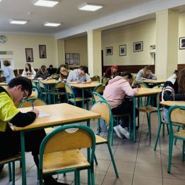 Uczniowie piszący dyktanda