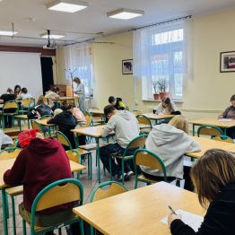 Uczniowie podczas konkursu ortograficznego