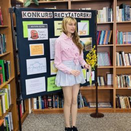 Uczennica recytująca wiersz.