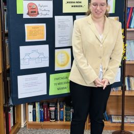 Nastoletnia uczennica podczas recytacji. 