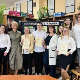 Laureaci konkursu z klas ponadpodstawowych z Paniami Dyrektor i organizatorkami konkursu. W tle regały z książkami.
