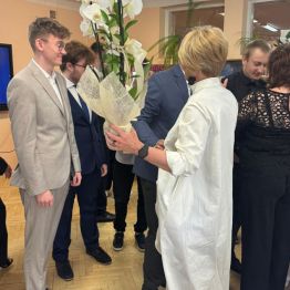 Uczniowie składają podziękowania i wręczają kwiaty Dyrekcji.