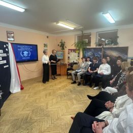 Wychowawczynie klas piątych żegnają swoich uczniów.